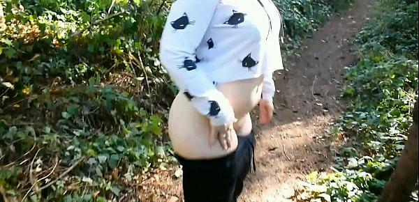  Big booty exhibitionist rubs her pussy at a public park (Preview)